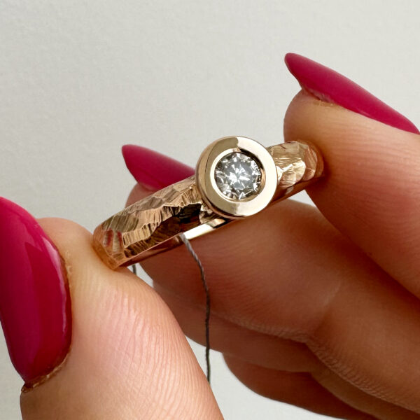 Išskirtinis auksinis žiedas su briliantu