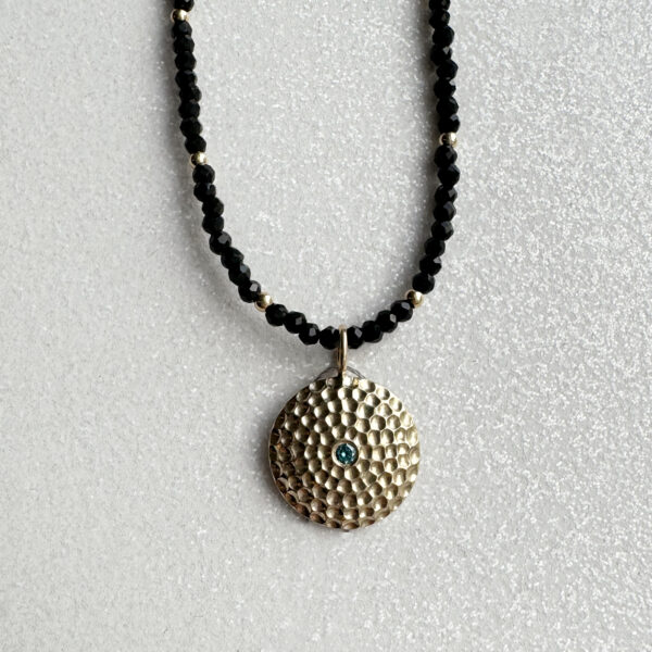 auksinis pakabukas su deimantu