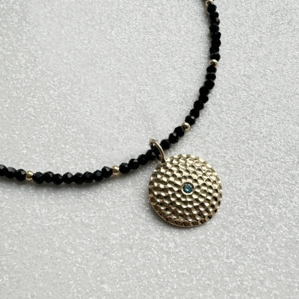 Išskirtinis auksinis pakabukas su žydru deimantu Išskirtinis auksinis pakabukas su žydru deimantu