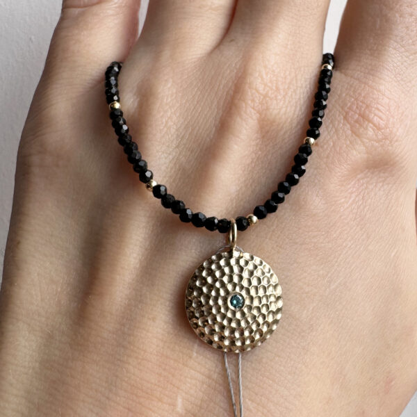 Išskirtinis auksinis pakabukas su žydru deimantu Išskirtinis auksinis pakabukas su žydru deimantu