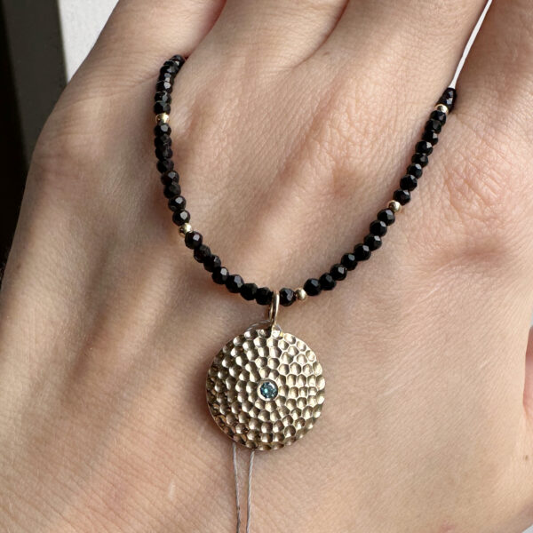 Išskirtinis auksinis pakabukas su žydru deimantu Išskirtinis auksinis pakabukas su žydru deimantu