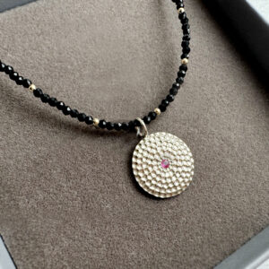 Balto aukso pakabukas su rubinu