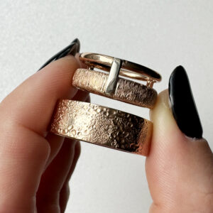 Išskirtiniai vestuviniai žiedai iš raudono aukso