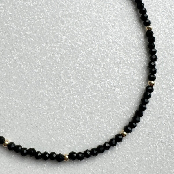 Juodos spalvos špineli vėrinys Juodos spalvos špineli vėrinys