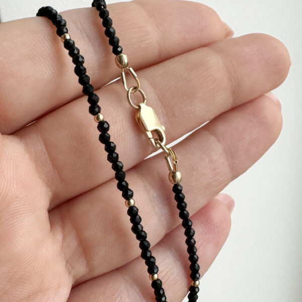 Juodos spalvos špineli vėrinys Juodos spalvos špineli vėrinys