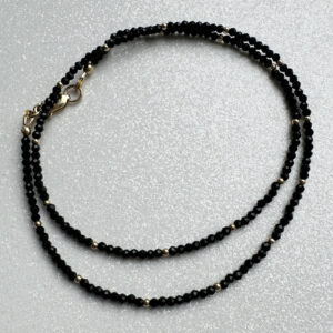 Juodos spalvos špineli vėrinys