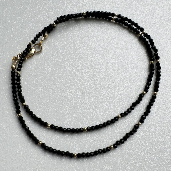 Juodos spalvos špineli vėrinys Juodos spalvos špineli vėrinys