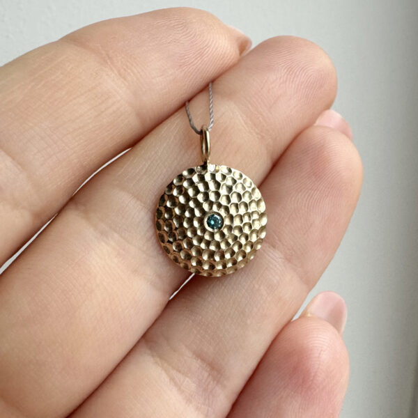 geltono aukso pakabukas Auksinis pakabukas su deimantu