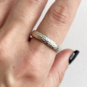 Vestuvinis žiedas su tekstūra