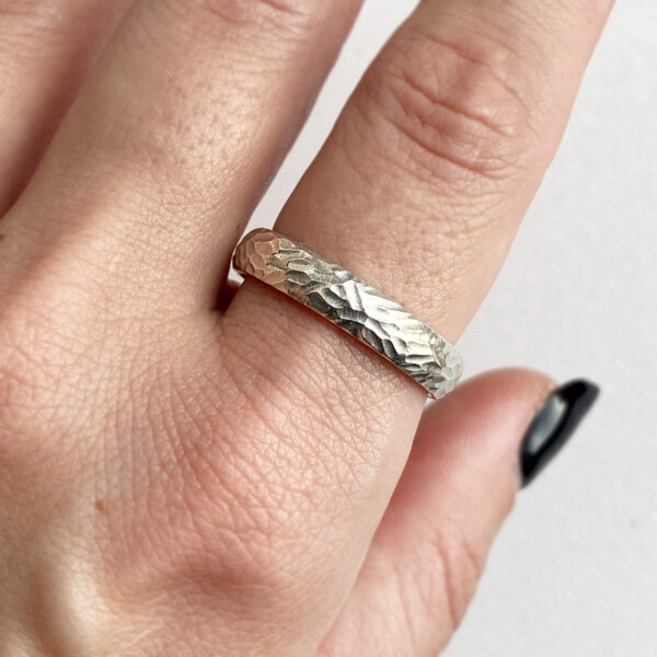 Vestuvinis žiedas su tekstūra